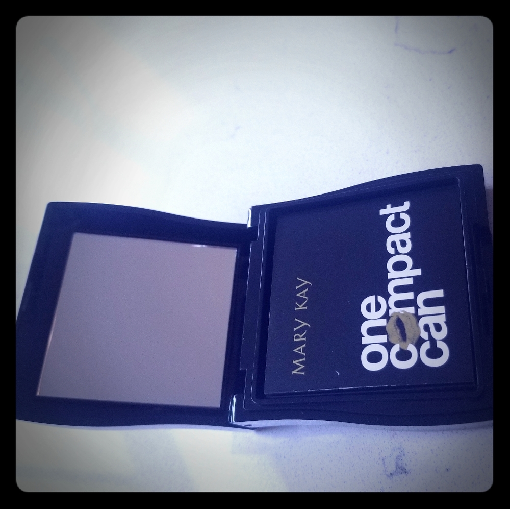 Mary Kay mini compact
